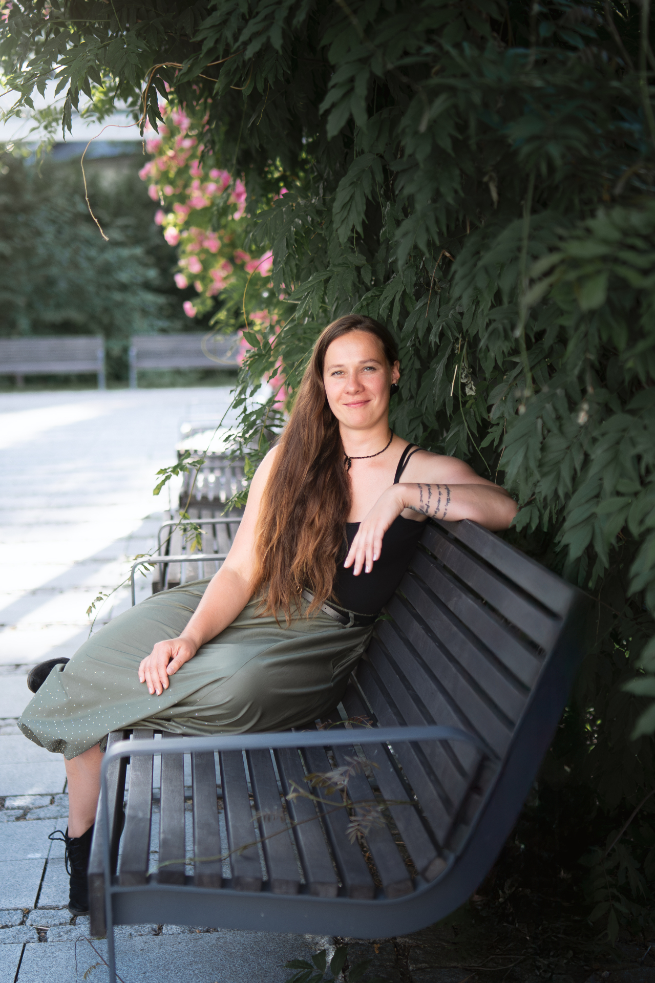 Kristýna Koláčková sedící na lavičce v parku