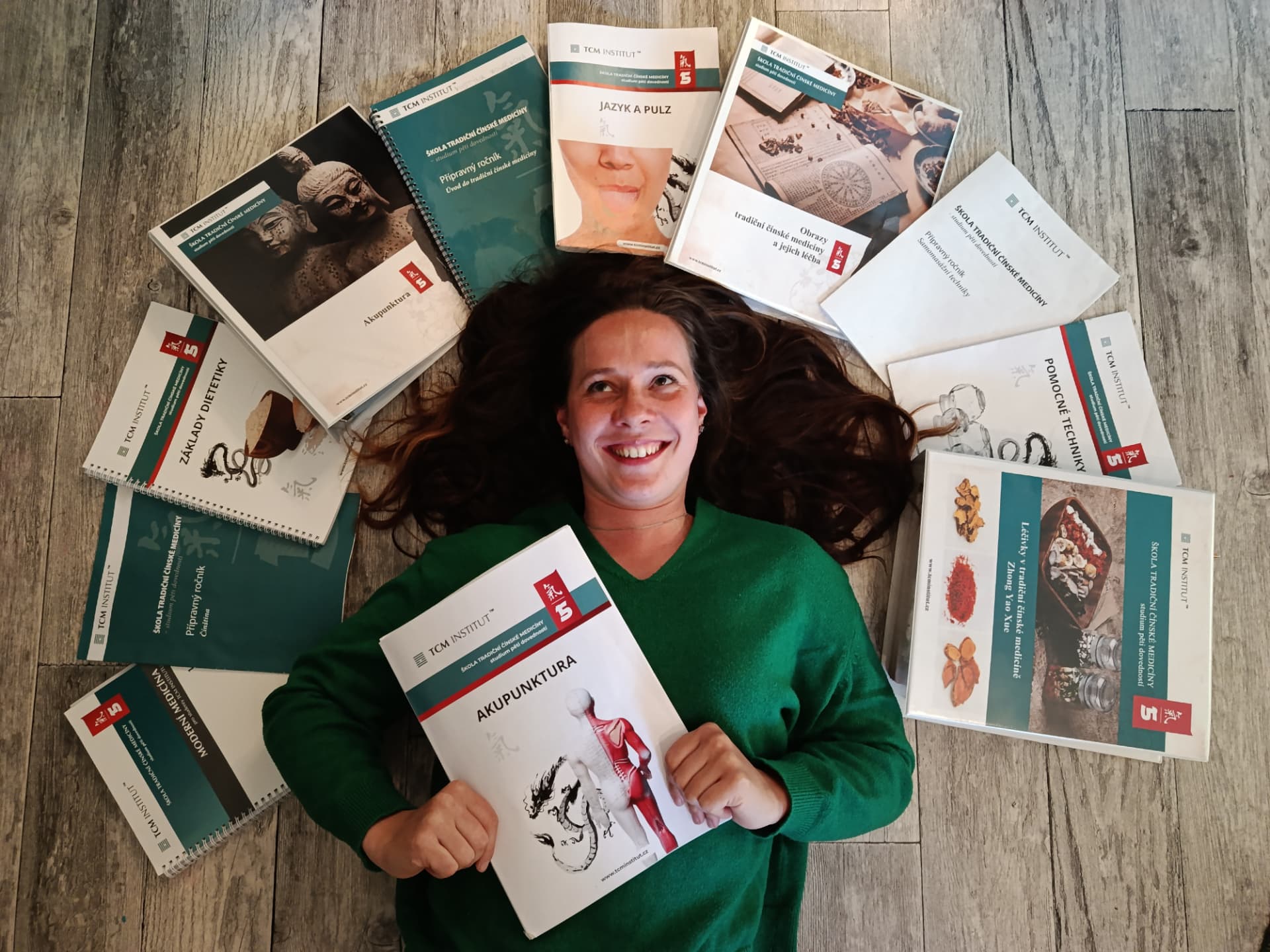 Kristýna Koláčková se studijními materiály tradiční čínské medicíny